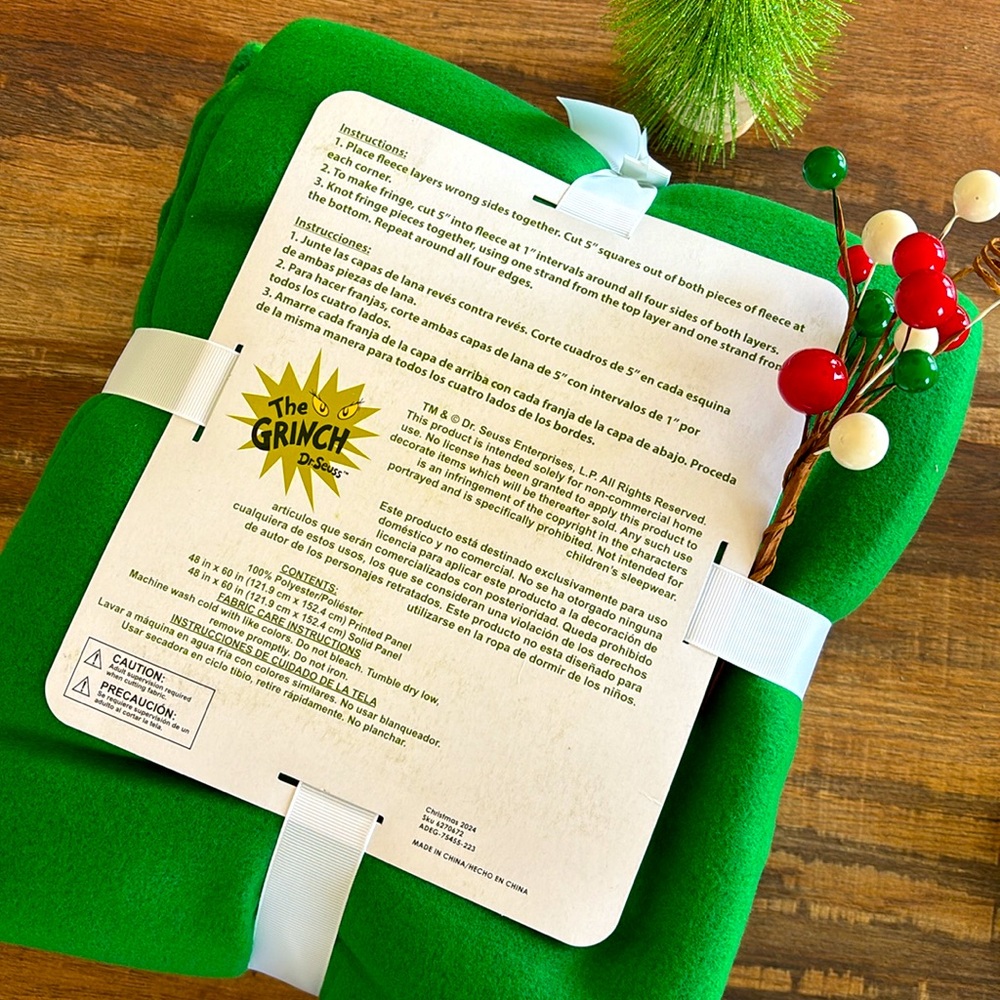 Grinch No-Sew Throw Blanket Craft Kit - Picture 2 of 6